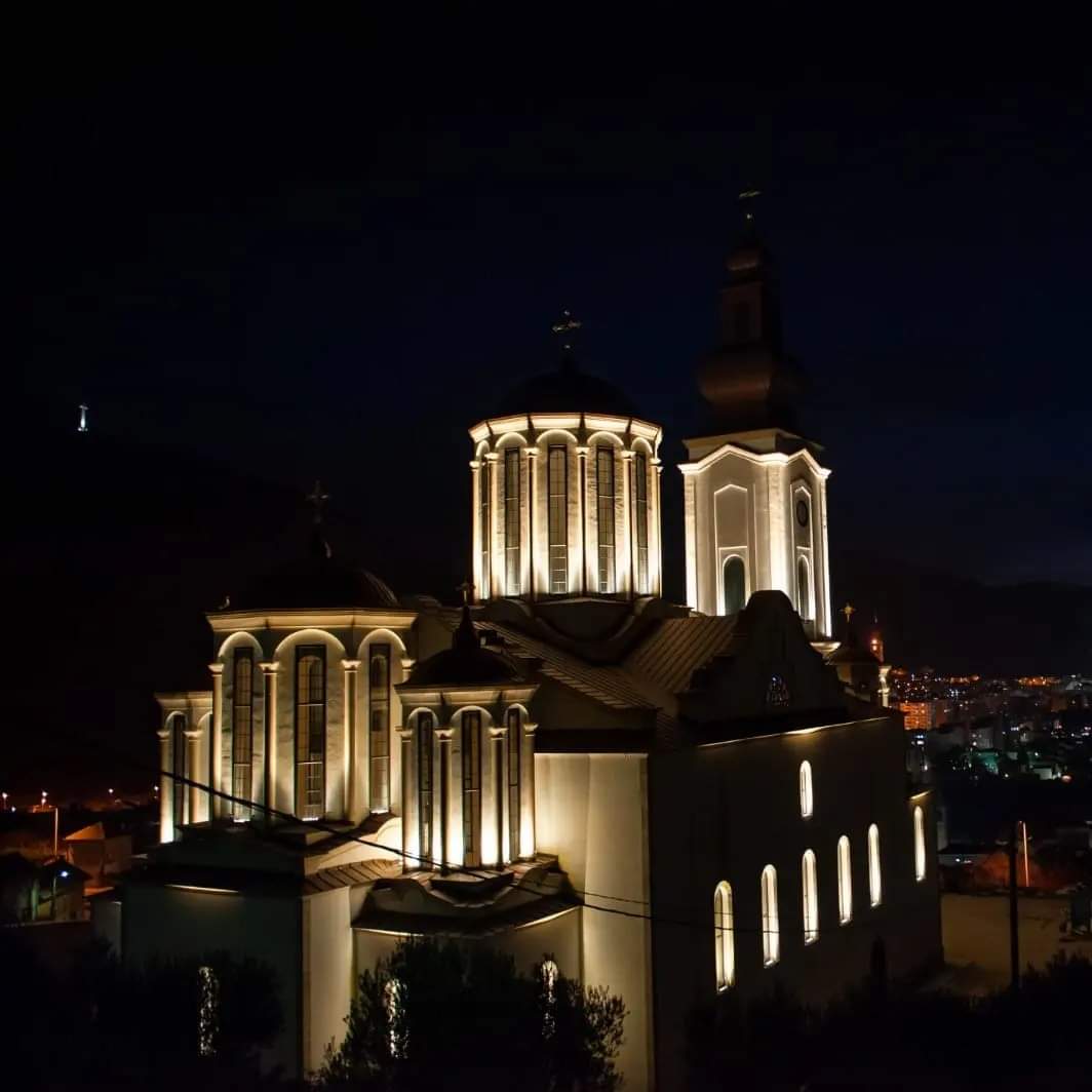 BojanNosovicATV's tweet photo. Saborna crkva Svete Trojice u Mostaru večeras je ponovo zasvijetlila nad ovim gradom, nakon što je početkom decembra prošle godine devastirana na način da su pokidani električni kablovi i crkva ostavljena u mraku, da su utihnula zvona i stali satovi.  @AtvBanjaluka #atvvijesti https://t.co/3plddV2xIP