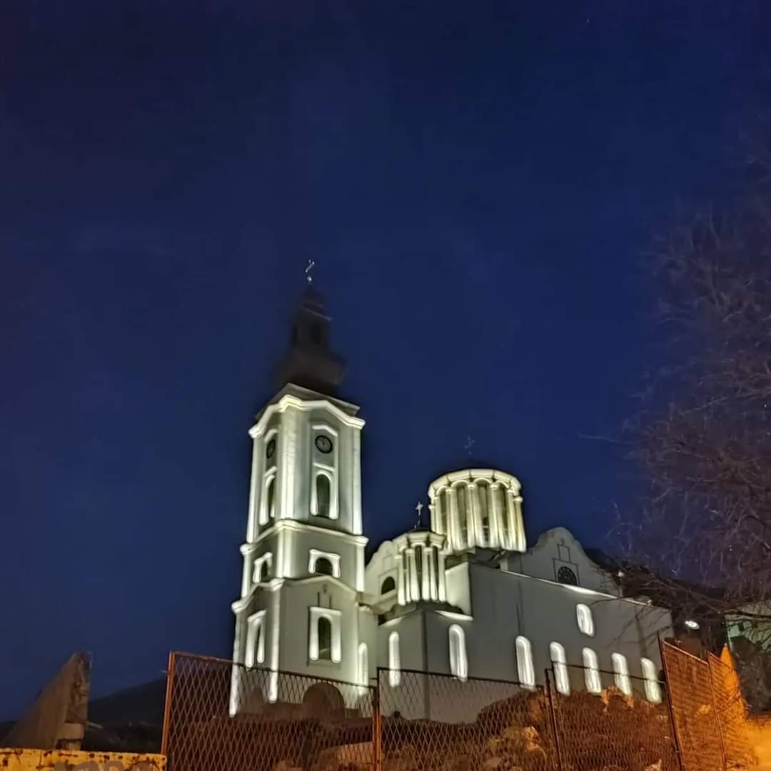 BojanNosovicATV's tweet photo. Saborna crkva Svete Trojice u Mostaru večeras je ponovo zasvijetlila nad ovim gradom, nakon što je početkom decembra prošle godine devastirana na način da su pokidani električni kablovi i crkva ostavljena u mraku, da su utihnula zvona i stali satovi.  @AtvBanjaluka #atvvijesti https://t.co/3plddV2xIP