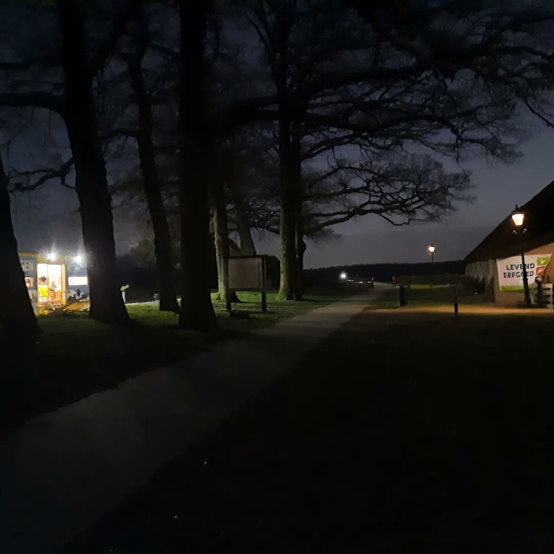 vd_blaak's tweet photo. Deze week staat de mobiele studio van NPO1 3 avonden bij de schaapskooi op de Ginkelse heide. Woensdag om 20.00 uur is er een uitzending met de schaapherders. Vanavond en vrijdagavond wordt er ook live uitgezonden. #5dagen #radiouitzending https://t.co/R5goniH5jn