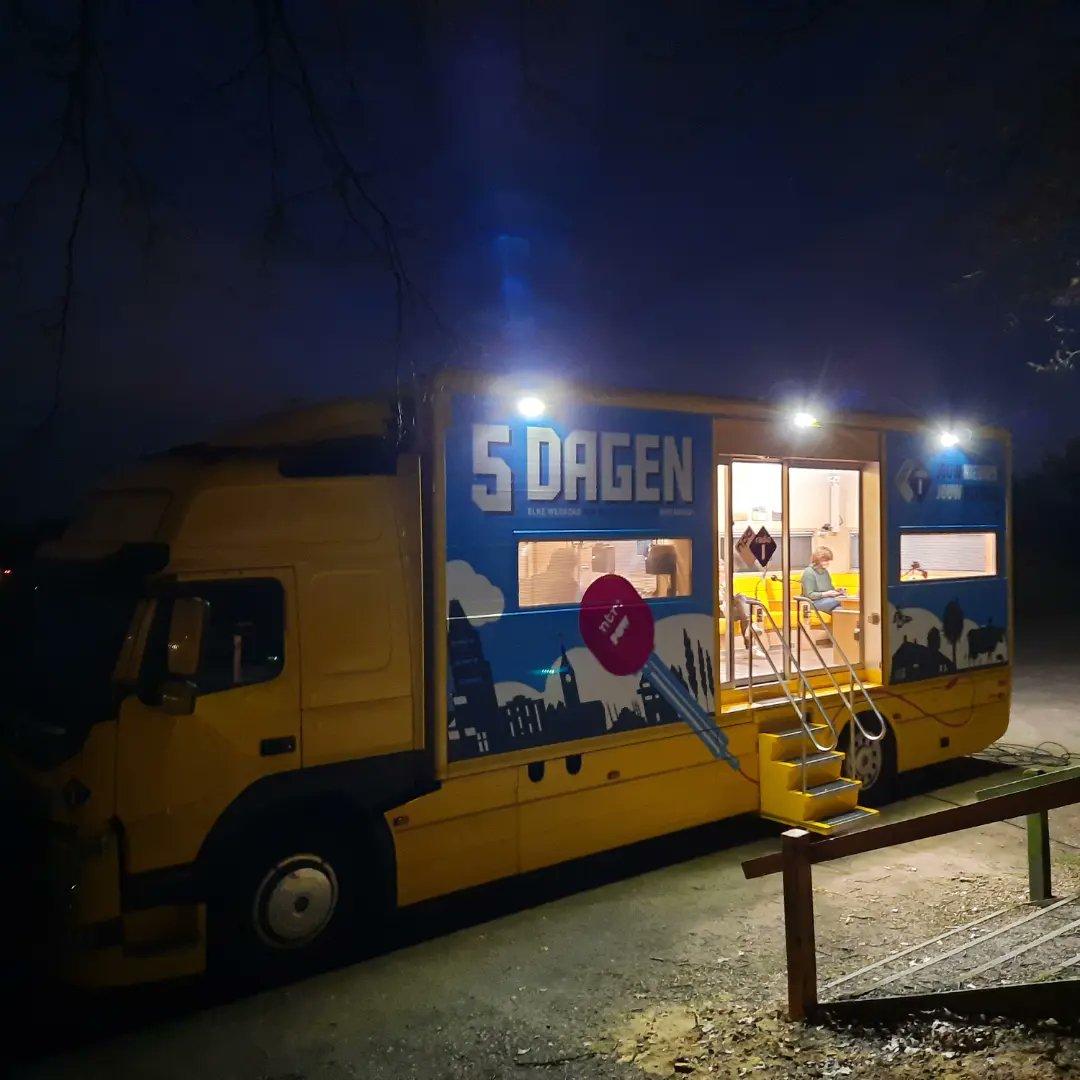 vd_blaak's tweet photo. Deze week staat de mobiele studio van NPO1 3 avonden bij de schaapskooi op de Ginkelse heide. Woensdag om 20.00 uur is er een uitzending met de schaapherders. Vanavond en vrijdagavond wordt er ook live uitgezonden. #5dagen #radiouitzending https://t.co/R5goniH5jn