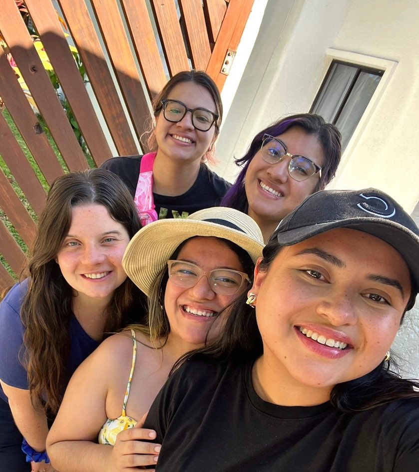 mishisanchez's tweet photo. Creo que por aquí no habia presumido este grupo de mujeres que son LO MÁXIMO. han sido hombro para llorar, nannies de borrachera y amigas incondicionales. Las amo. https://t.co/rZWiVLTAGq