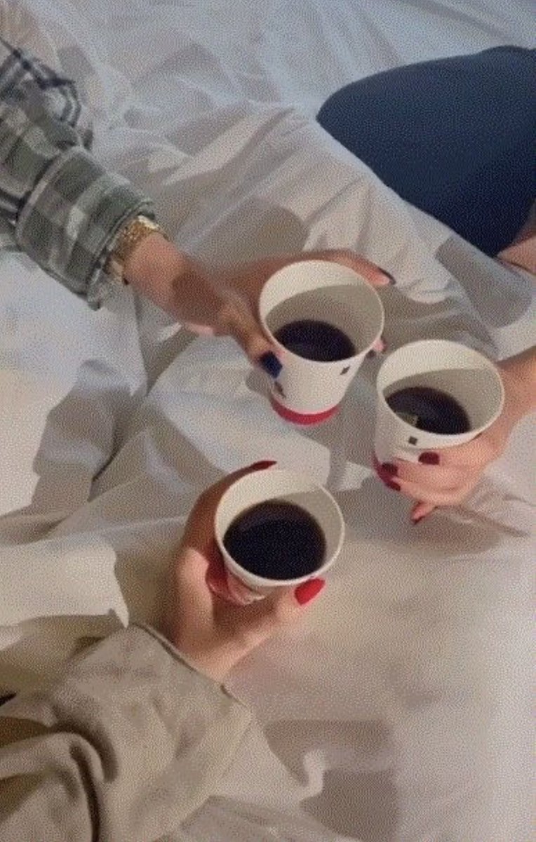 snow_s1's tweet photo. لا يوجد ادفئ واحن وأرّق من 
لمة الاخوات في ليالي الشتاء الباردة 🍂🤍 https://t.co/CiM56H8iAu