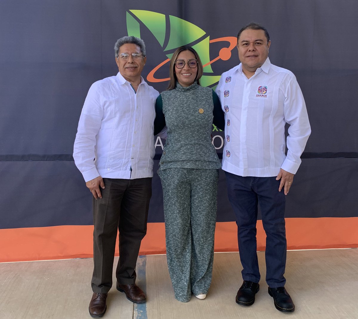 CGEMSSCT_GobOax's tweet photo. Asiste el Coordinador General el Ing. Alcide García Guzmán a la Inauguración de la Jornada de Formación Docente para el semestre 2023-1 del @CECyTEOaxaca,en compañía de @blancaluzmtz Directora General. 
¡El mejor de los éxitos! 
@salomonj https://t.co/Qmk3egBoYn