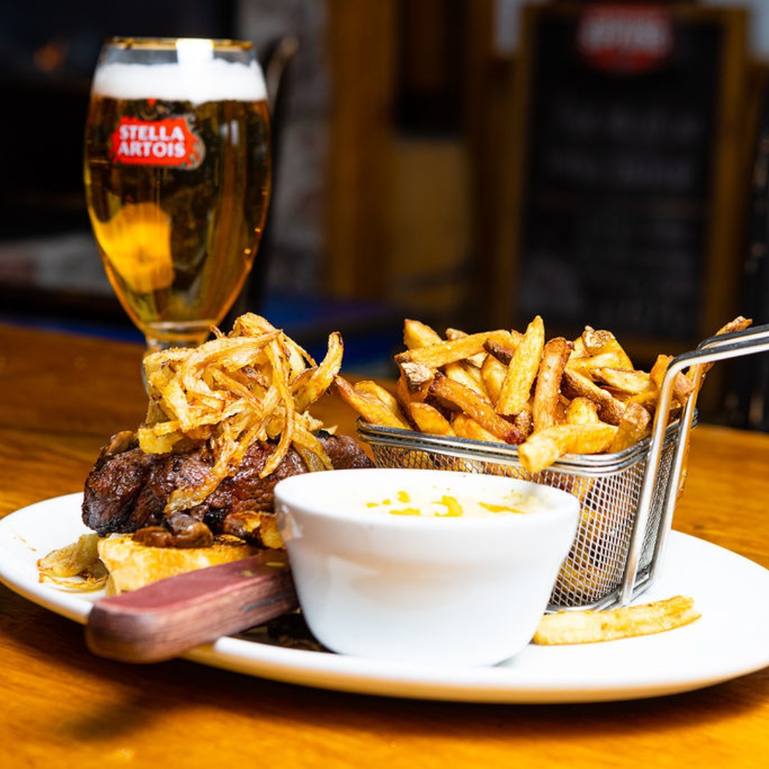 ElkOarsman's tweet photo. Craving something delicious? We've got you covered. 🍔🍟
.
.
.
.
#ElkandOarsman #Banff #Restaurant #Bar #FamilyFriendly #SportsBar #Pub #CasualDining #PrivateFunctions https://t.co/MFo4EvebQv