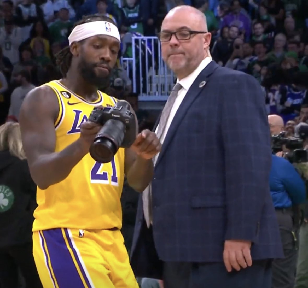 HenryTheBlasian's tweet image. Your last saved picture is what Pat Bev is showing the ref.
