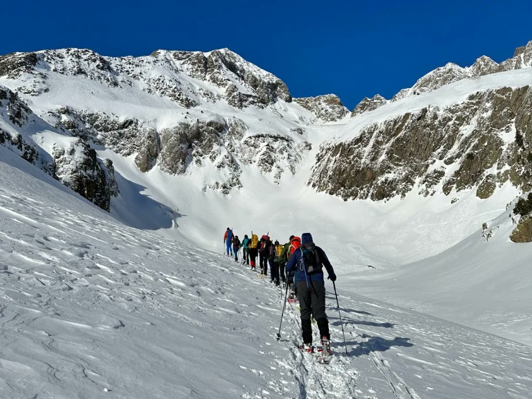 seespemo's tweet photo. 🏔️🎿 La secció de muntanya de la @seespemo va estar per Llanos del Hospital i xafar un poc de neu https://t.co/F5M4GctNoA