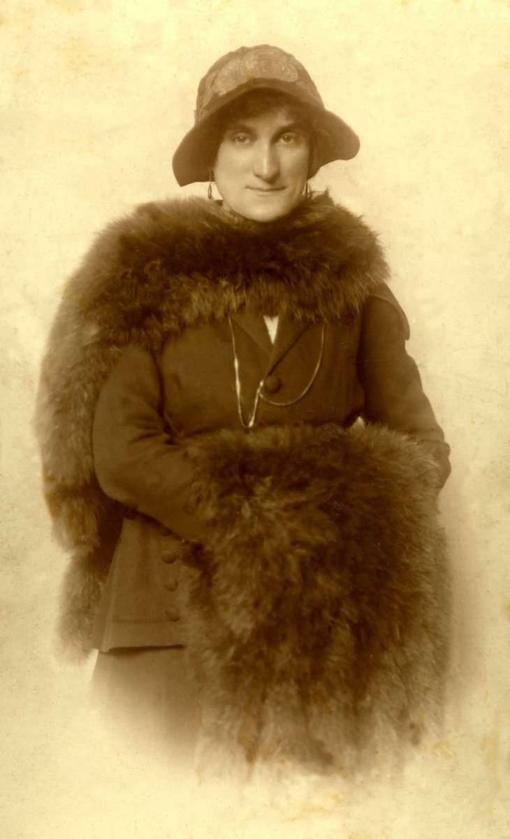 Happy #MuseumMonday ! We just had to show off this beautiful 1930s outfit modelled by Mrs. Alice Pichon Marc, the woman who donated her homestead to become part of the UBC research forest!
(P08963)
#MapleRidgeMuseum #MRMuseum #MRM #Yennadon #MapleRidge #MapleRidgeBC #BCMuseums