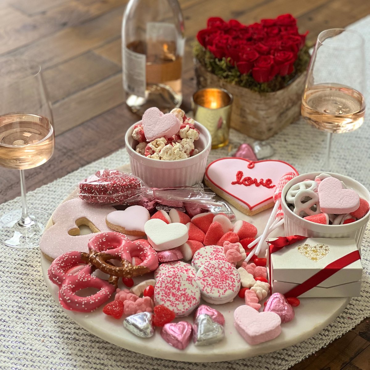 Our yummiest Valentine treats to swoon over. 💓
#oliveandcocoa #valentinesday #giftsforvalentinesday #valentinesdaysweets #valentinesdaysweets #valentine #gifts #giftbasket #giftcrate #foodgift #gourmetsweets