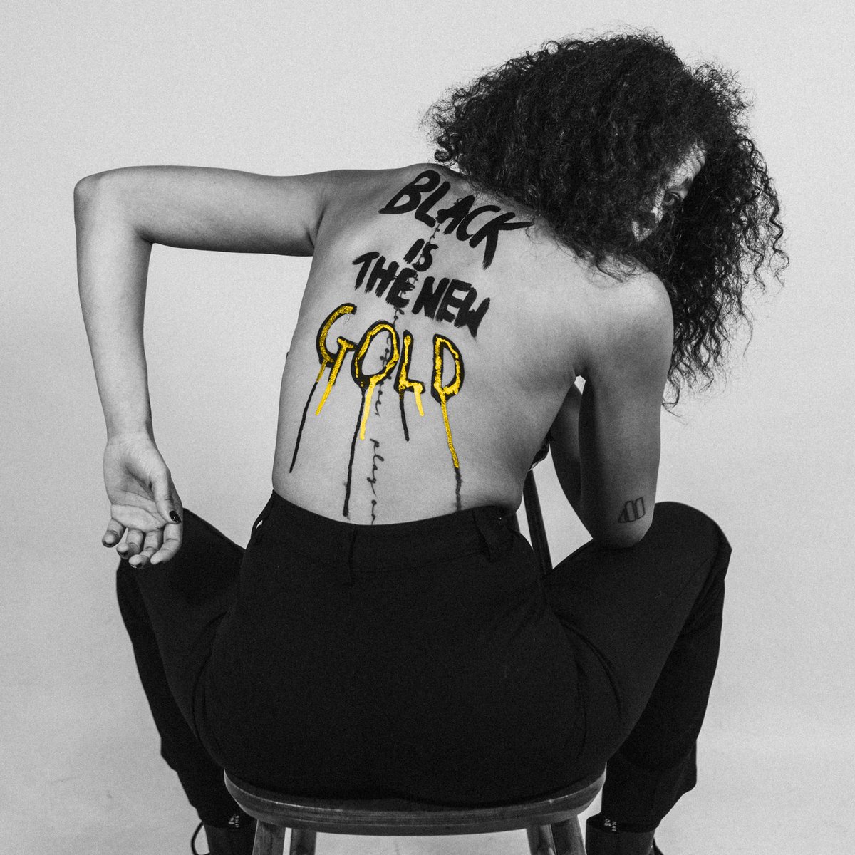 brookecombe's tweet photo. Black Is The New Gold is probably my most mature yet. It’s more soulful and it’s probably the first tune (you’ll be glad to know) where I’m not singing about being in love or heartbroken 🙃

Pre save link in bio. Out 3rd Feb X https://t.co/YvVp9ltAaG