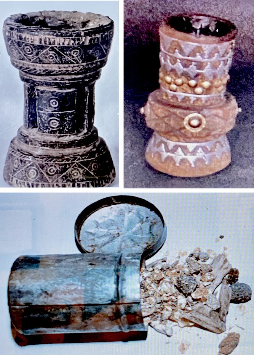 #الموروث_الشعبي
#مباخر_مداخن_نجدية
 مجموعة من المباخر أو المداخن لحرق البخور مثل العود وخاصة في المناسبات او المعمول المكون من كسر خشب العود الصغيرة ومواد عطرية آخرى تضاف وتعجن لتبخير الملابس والمنزل ، المداخن لها احجام مختلفة الصغيرة منها تكون خاصة للنساء وتكون مع أدوات زينتها