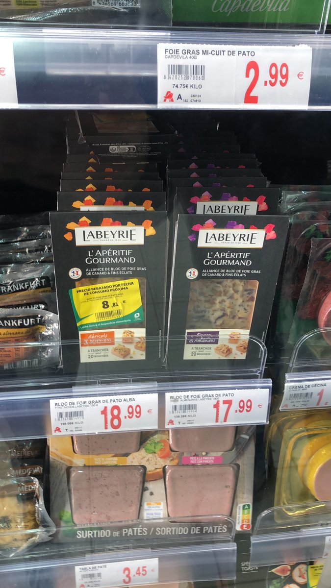 LauraGallrdo's tweet photo. La primera foto es del 10/01 y la segunda de hoy mismo en @alcampo. Es una vergüenza lo que están haciendo los #supermercados. https://t.co/38aetSBeg2