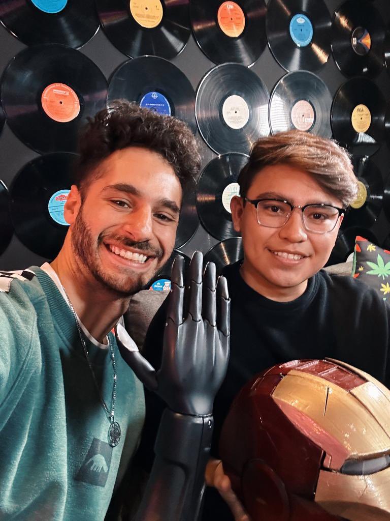 DebRyanShow's tweet photo. Hoy tenemos el placer de platicar con @bio_makers un experto en biomecánica que ha construido robots increíbles, nos enseño algunas de sus creaciones y nos platico muchas curiosidades de los robots y el futuro de la tecnología en el mundo.

Acá: https://t.co/LBysombwN0 https://t.co/dctVwjQN5p