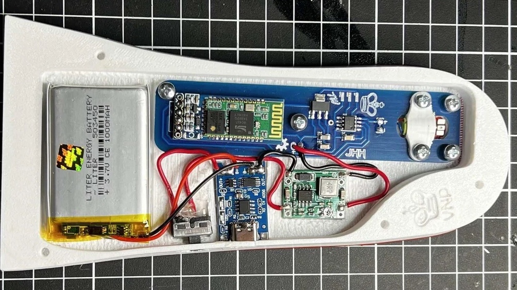 Inspired by the accusations against chess grandmaster Hans Niemann, this ATtiny412-based, Bluetooth-enabled shoe insole communicates moves via Morse code: bit.ly/3jeh87X