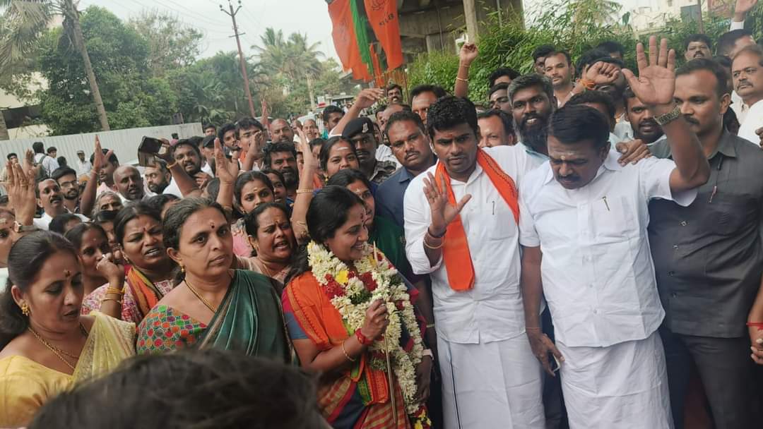 MahilaIt's tweet photo. மகளிர் அணி தேசிய தலைவர் திருமதி @VanathiBJP அவர்கள் மேற்கொள்ளும் பழனி பாதயாத்திரையை, கோவை ஈச்சனாரி விநாயகர் கோவிலில் மாநில தலைவர் திரு @annamalai_k அவர்கள் துவங்கி வைத்தார். அந்நிகழ்ச்சியில் தமிழக #பாஜக மகளிரணி சகோதரிகள் கலந்து கொண்டனர்.
@BJMM4TamilNadu https://t.co/XTzOdTh56T