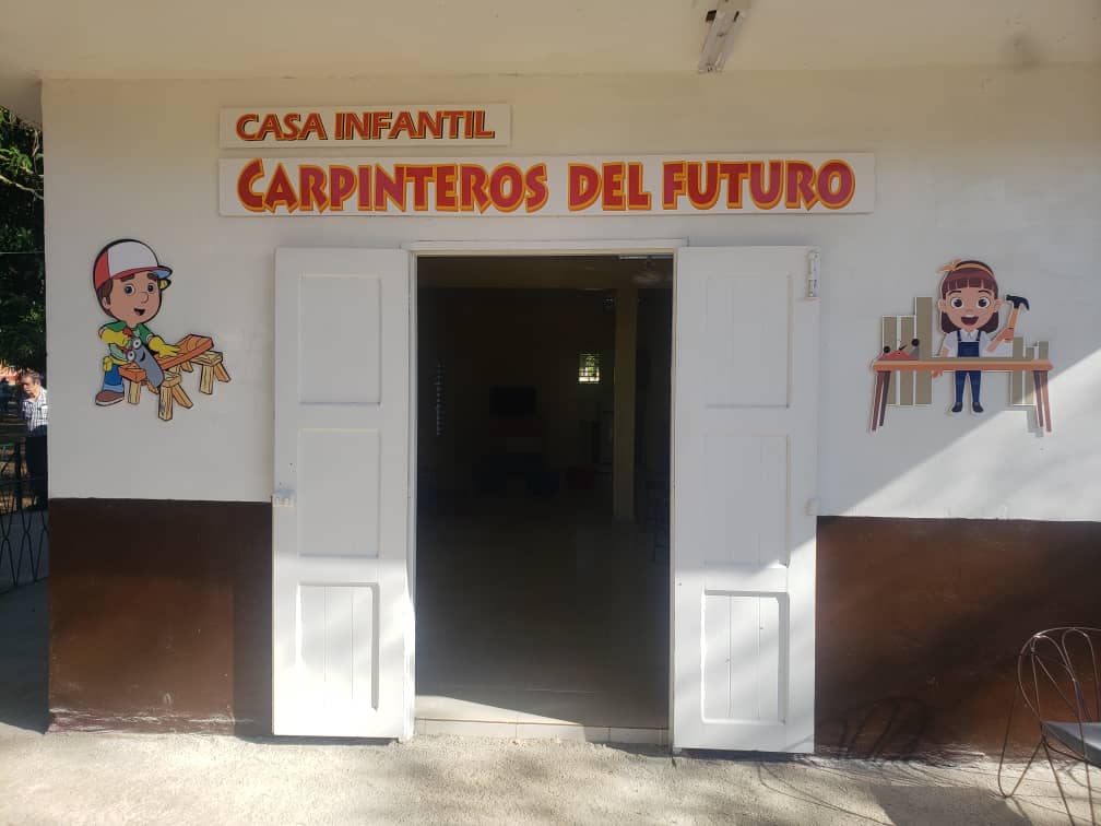 wilson_lisset's tweet photo. Muy lindo y emotivo el acto de reapertura de la Casita Infantil "Carpinteros del Futuro" de la empresa Muebles Dujo, protagonizado por esos infantes y sus ocurrencias.
Realizada con mucho amor y entrega es evidente, los pequeños desde que entraron ya no se querían ir. https://t.co/yaIhrBKBPE