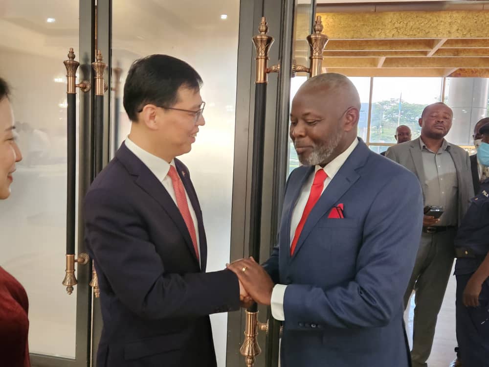 MichelMoto1's tweet photo. L'honorable @VitalKamerhe1 à la cérémonie d'échanges de vœux à l'ambassade de la @AmbCHINEenRDC et au cocktail d'au revoir de l'ambassadeur. Parmi les invités, Madame #Bintu numéro un de la @MONUSCO, la Dircaba du Chef de l'état @nntumbab1
Et quelques membres du gouvernement. https://t.co/xpKwmzjQoG
