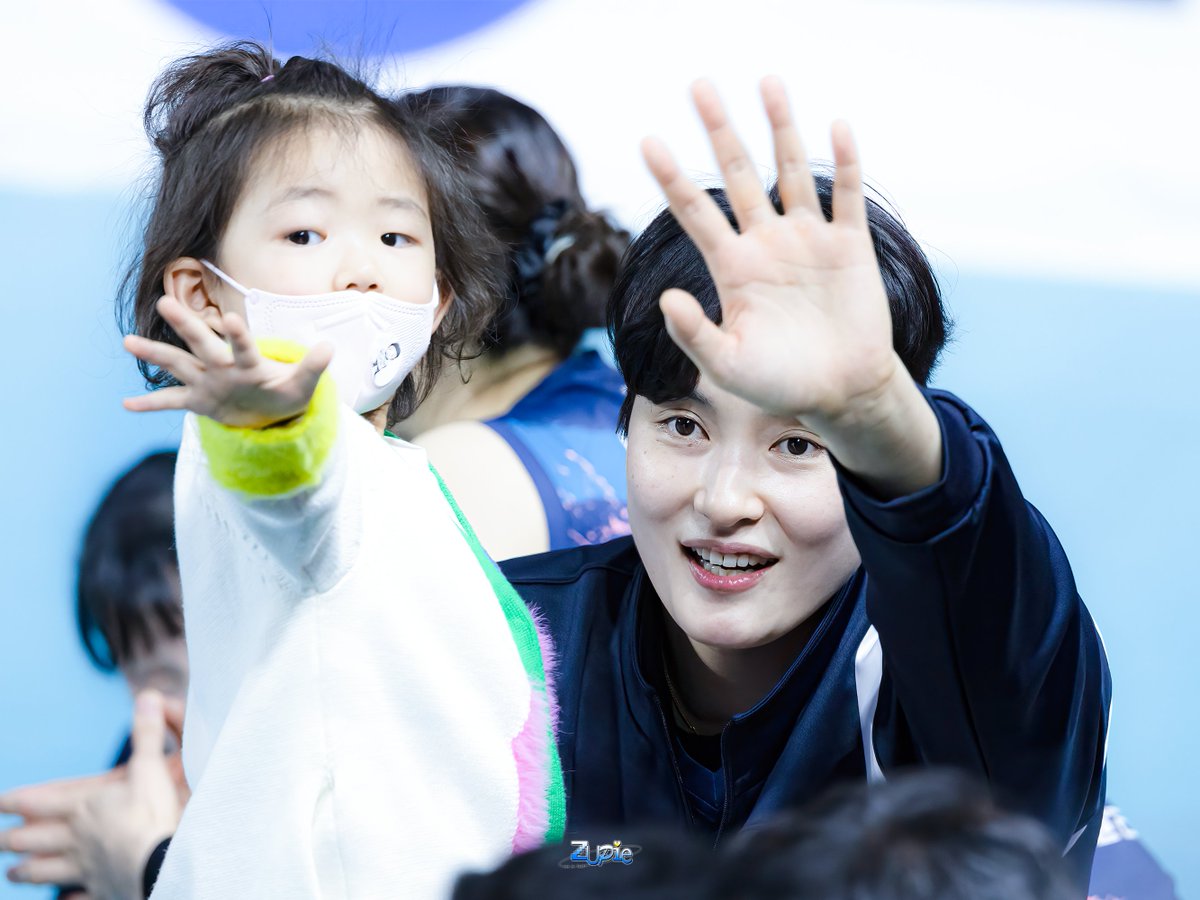 myS2colorisblue's tweet photo. 230129 올스타전
귀염둥이 둘이 인사 안냥~~~~👋🏻
#김희진 #KIMHEEJIN #ZUPIC https://t.co/4AhkCtoOar