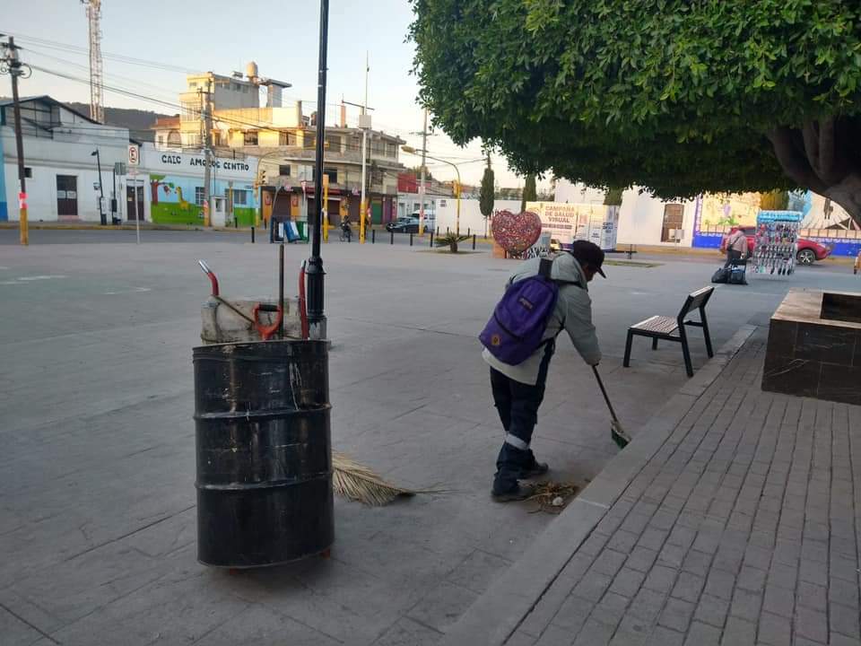HAmozoc's tweet photo. #PorEspaciosMásLimpios 🚧🪣🧹🙋🏻‍♂️

📍 Este Gobierno dirigido por el alcalde Mario de la Rosa Romero trabaja todos los días para brindarte más y mejores servicios, es por eso que personal de Limpia realiza faena en: 
✅ Zócalo municipal
✅ Mercado municipal Ignacio Zaragoza https://t.co/4x3R1vmu8e