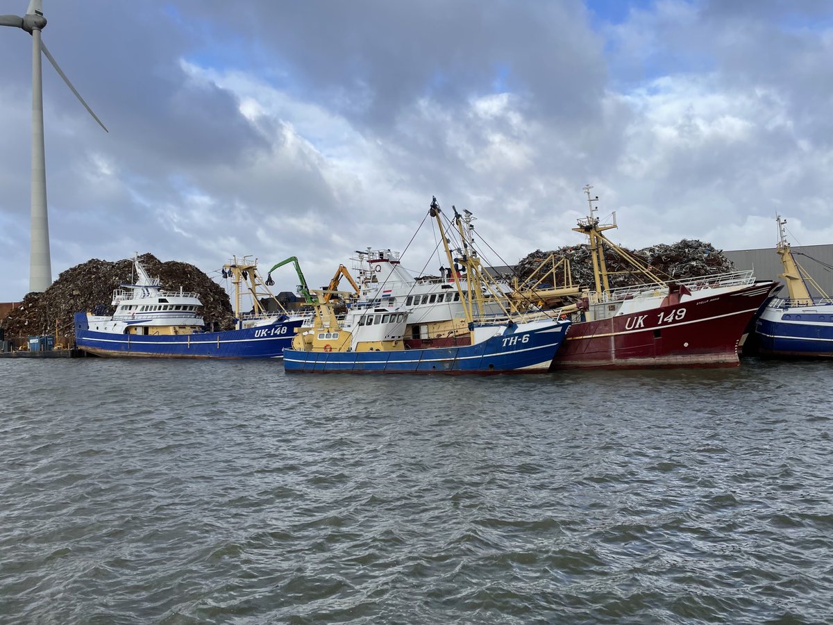 M’n boerenhart huilt als ik deze vissersboten afgedankt zie liggen gereed voor de sloop. Afgedankt en onteigent want #stikstof. Hoe kan het zijn dat een land zover ontspoort dat het zijn eigen levensaders afsnijd? #visserij