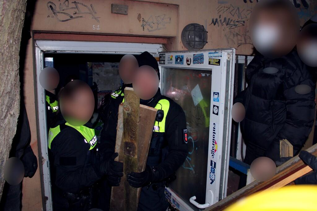 Rie_aktiv's tweet photo. 27.01.2022: #Hausbesetzung von dem Kollektiv @Freiraum_RSE in #Oldenburg

#ol2701 #Freiraum #FreiraumRSE #Selbstbestimmung #solidarischOL #Solidarität #SozialeKämpfe #teilhabe https://t.co/8Xlapv9hFo