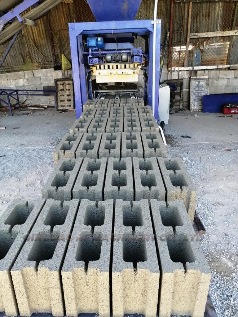 Bossyator's tweet photo. Yesterday I posted about this machine used in making interlocking blocks. It produces about 2000-3000pcs per day and one block sells at ksh65-80 depending on your Town. These blocks have become popular in construction because they help people save time &amp; cost. https://t.co/22ORQbqCs7