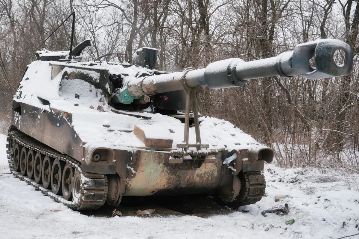 ilya_sadowsky's tweet photo. Destroyed 155-mm self-propelled guns M109A5Ö, delivered from Latvia for the Armed Forces of Ukraine, in the Bakhmut (Artemovsk) area. A kamikaze UAV was hit. https://t.co/g9VfGNF7GG