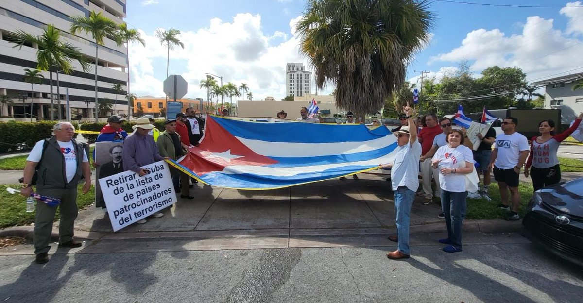 Desde #Cuba 🇨🇺 agradecemos las muestras y caravanas de solidaridad con nuestro pueblo, los #PuentesDeAmor que tanto nos apoyan y desde varias partes del mundo exigen el fin del #Bloqueo económico, comercial y financiero, impuesto por los #EEUU.