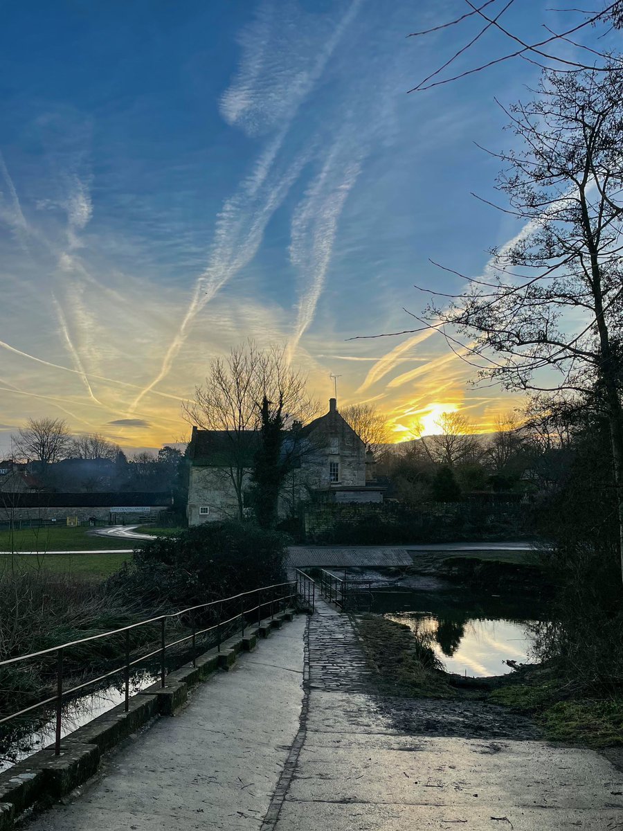 @Poonit5 @Kintsugi_CHW @liseymacd @feastsandfables @sharmlakarri @The_WJ_Journey @StefanPowell @TFB_Institute @HarryWatson63 @dforsthoffer @djritu1 @aworldinlondon @DrSteveMarshall As was this morning’s sunrise. Flight trails of a different kind.