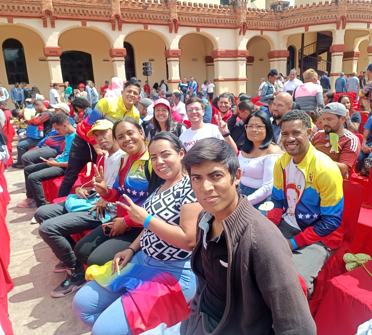 JpsuvMirandaVe's tweet photo. #Somos la #JuventudDeChavez 

Desde el Cuarte de la Montaña la Juventud de #Miranda participa en el Encuentro de todas las Generaciones de Liderazgos Jovenes de la Revolución Bolivariana. 

@PartidoPSUV @NicolasMaduro
@JuventudPSUV @HectoRodriguez
#LasSancionesCastiganLaSalud https://t.co/tdaEHB4ali