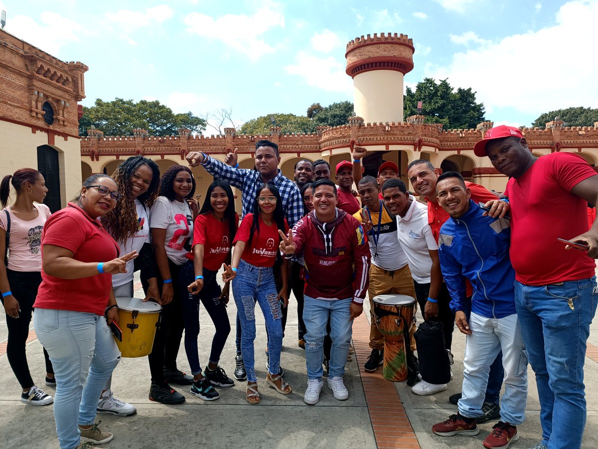 JpsuvMirandaVe's tweet photo. #Somos la #JuventudDeChavez 

Desde el Cuarte de la Montaña la Juventud de #Miranda participa en el Encuentro de todas las Generaciones de Liderazgos Jovenes de la Revolución Bolivariana. 

@PartidoPSUV @NicolasMaduro
@JuventudPSUV @HectoRodriguez
#LasSancionesCastiganLaSalud https://t.co/tdaEHB4ali