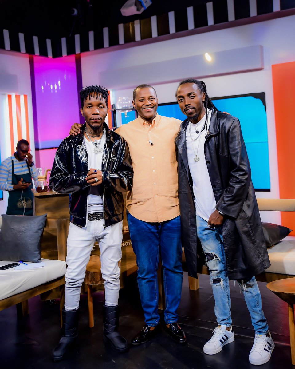 LuckyIbnMiraj's tweet photo. Biranshimisha Kubona Abantu Banezerewe!
@possibleoffici3 #MajorPhablah @bandanahmiqassa #DavidPro 🙏
📸 : @visualcolour 👍
#TrustMe #positivevybzonly https://t.co/KX408C7yGm