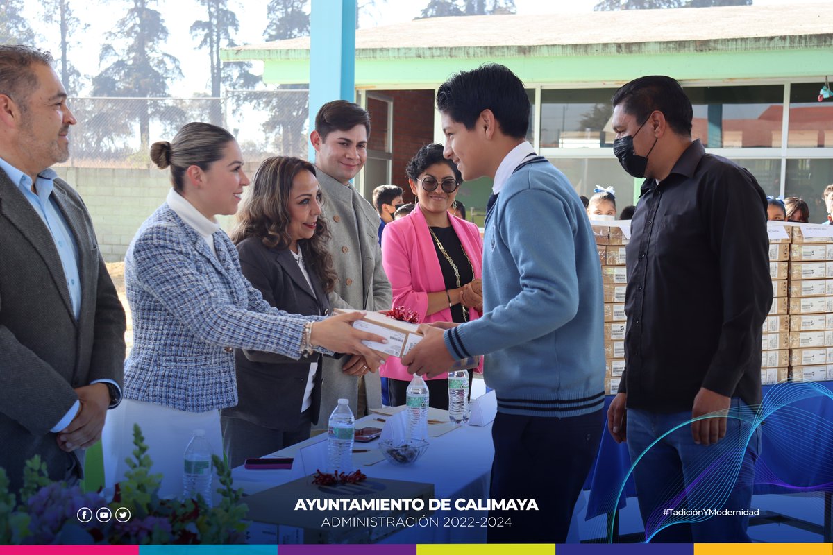 HCalimaya's tweet photo. 🔵 Arrancamos la semana con la "Entrega de Laptops a Escuelas de Educación Básica"; esta ocasión en la Primaria Estatal Rafael Ramírez".
#TradiciónYModernidad https://t.co/crxz7AeDxu