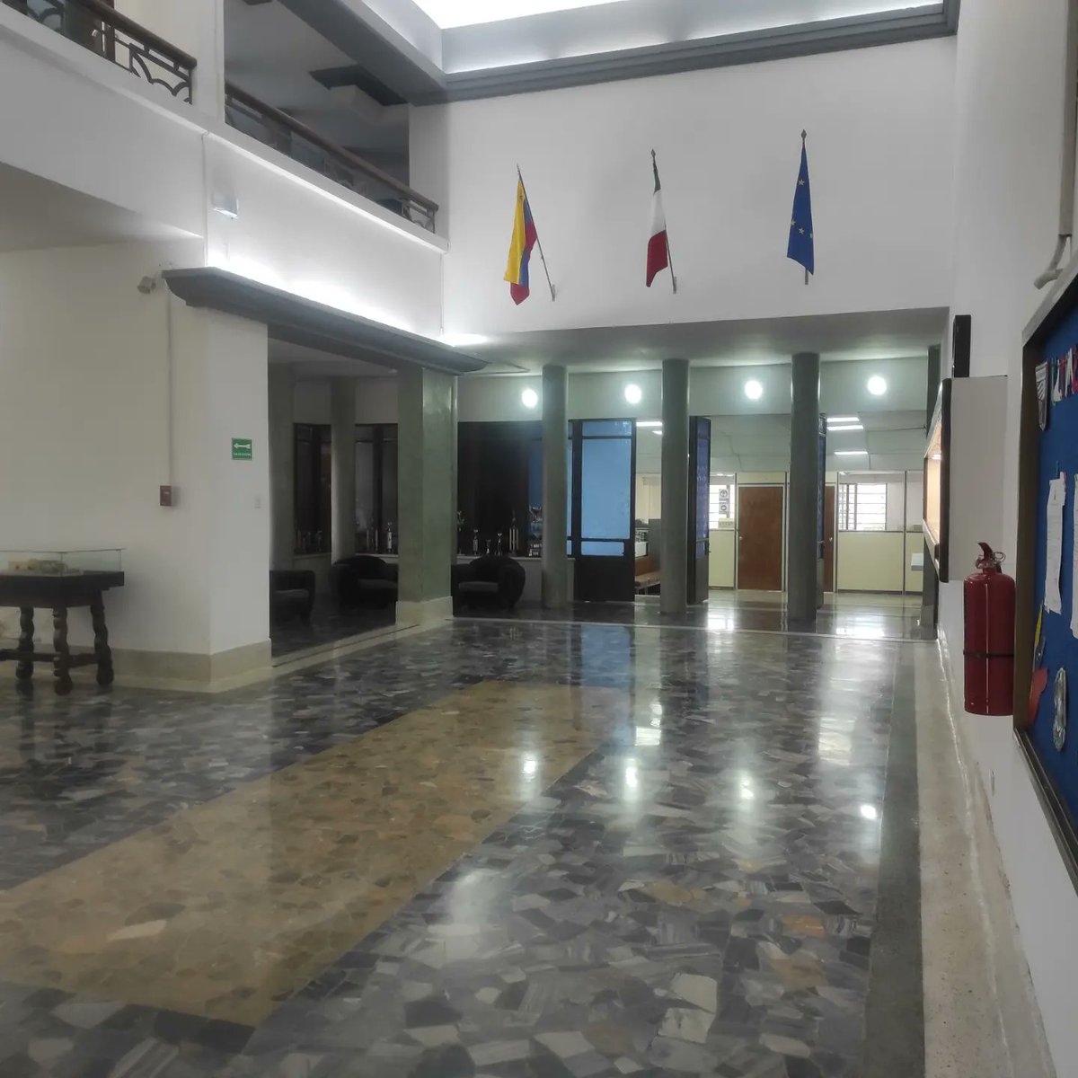 ¡Se reactiva la cartalera informativa! En ella se encontrarán las últimas 3 circulares emitidas por la Scuola Italiana para la consulta de toda la comunidad escolar.

Esta cartelera se encuentra en el vestíbulo de la Quinta Elisa.