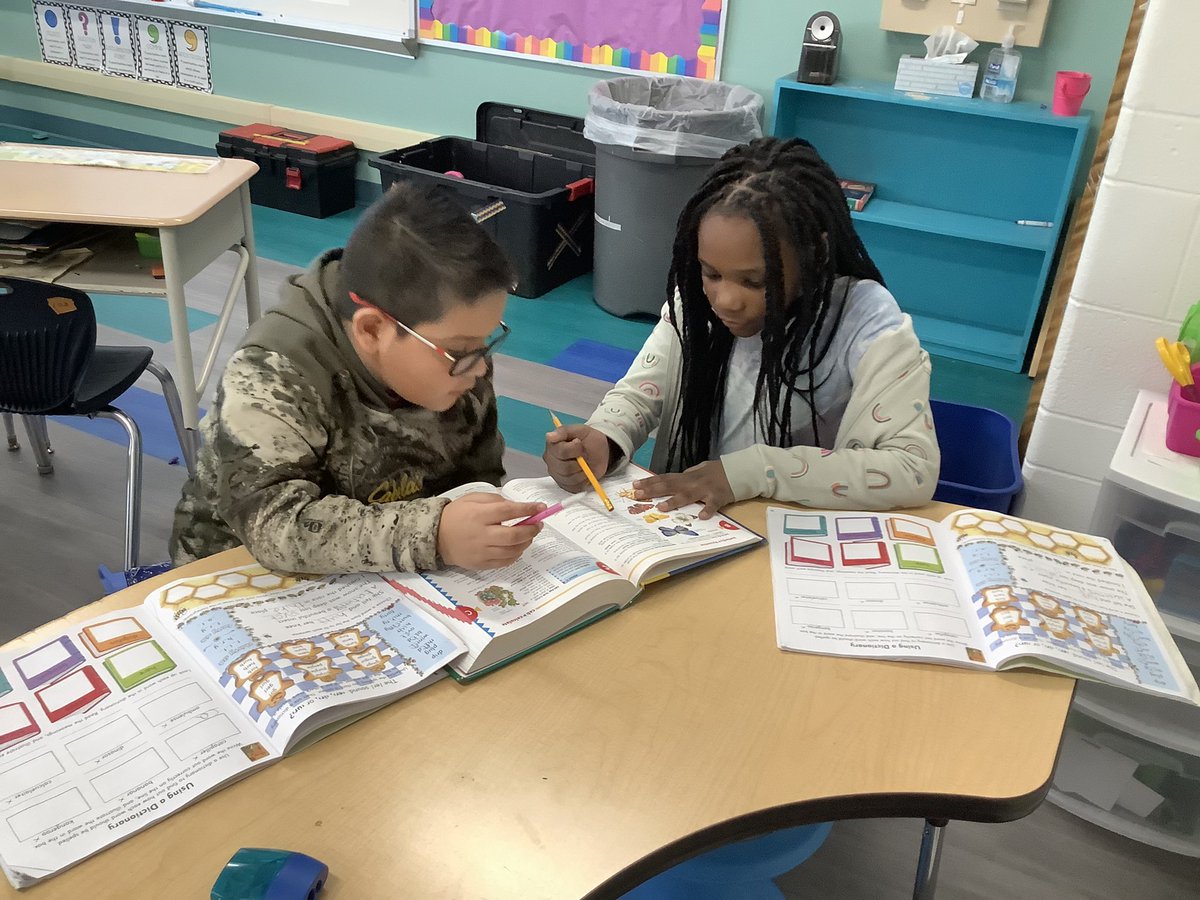 MrsQualter's tweet photo. Partners used their dictionary skills to find the correct spelling of different words. #BeEvergreen https://t.co/21kUQc8zcV