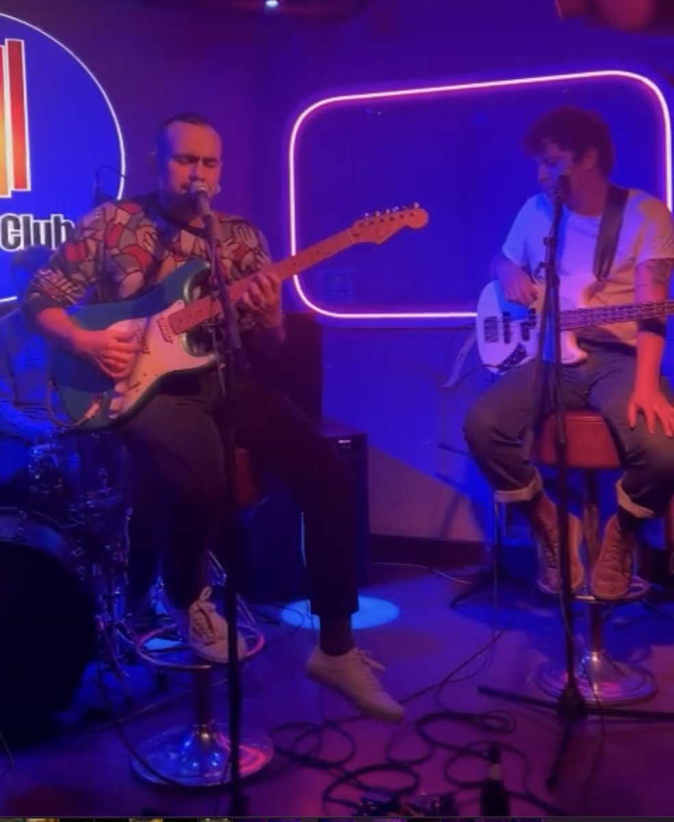 josinocarballo's tweet photo. Seguimos (LXXV):
1. @VeraFauna en la sala @tempoclub
2. @SantiAraujo no Panderetas.
3. @shegomanda en la Sala Rouge
¡Muchas gracias a todos los implicados!
#verafauna #santiaraujo #shegomanda #quelamúsicanopare #ernierecords https://t.co/8O6acf9310