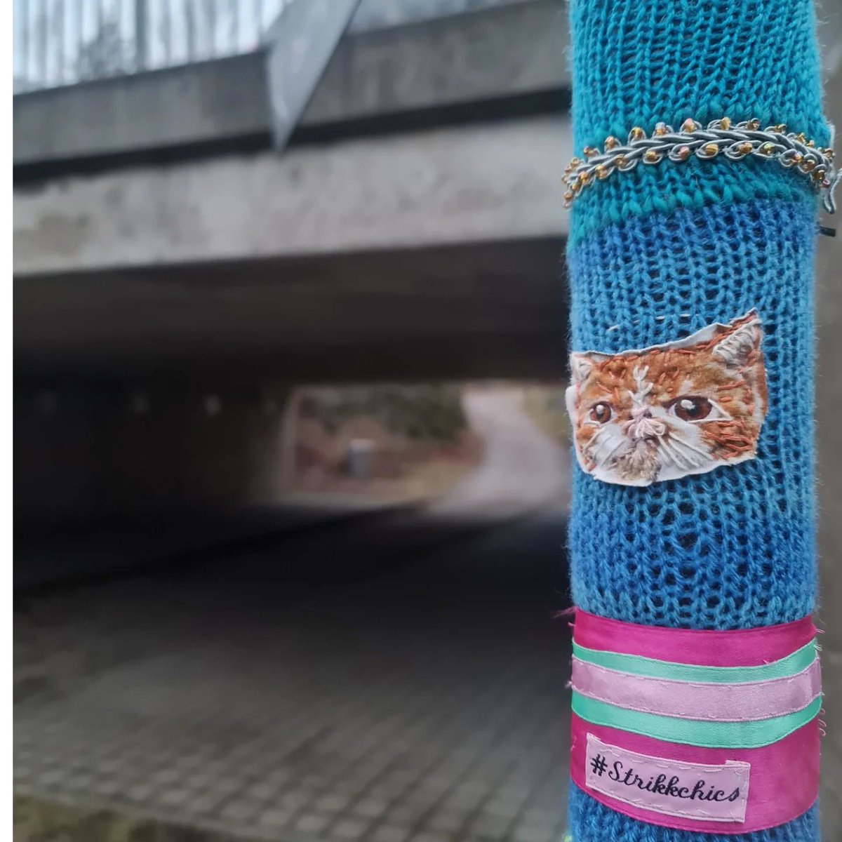 StrikkChics's tweet photo. Strikkchics i Östberga. #Strikkchics #strikkchicsöstberga #yarnbomb #needlework #yarngraffiti #streetart #garnbomb #östberga https://t.co/knsff11I7s