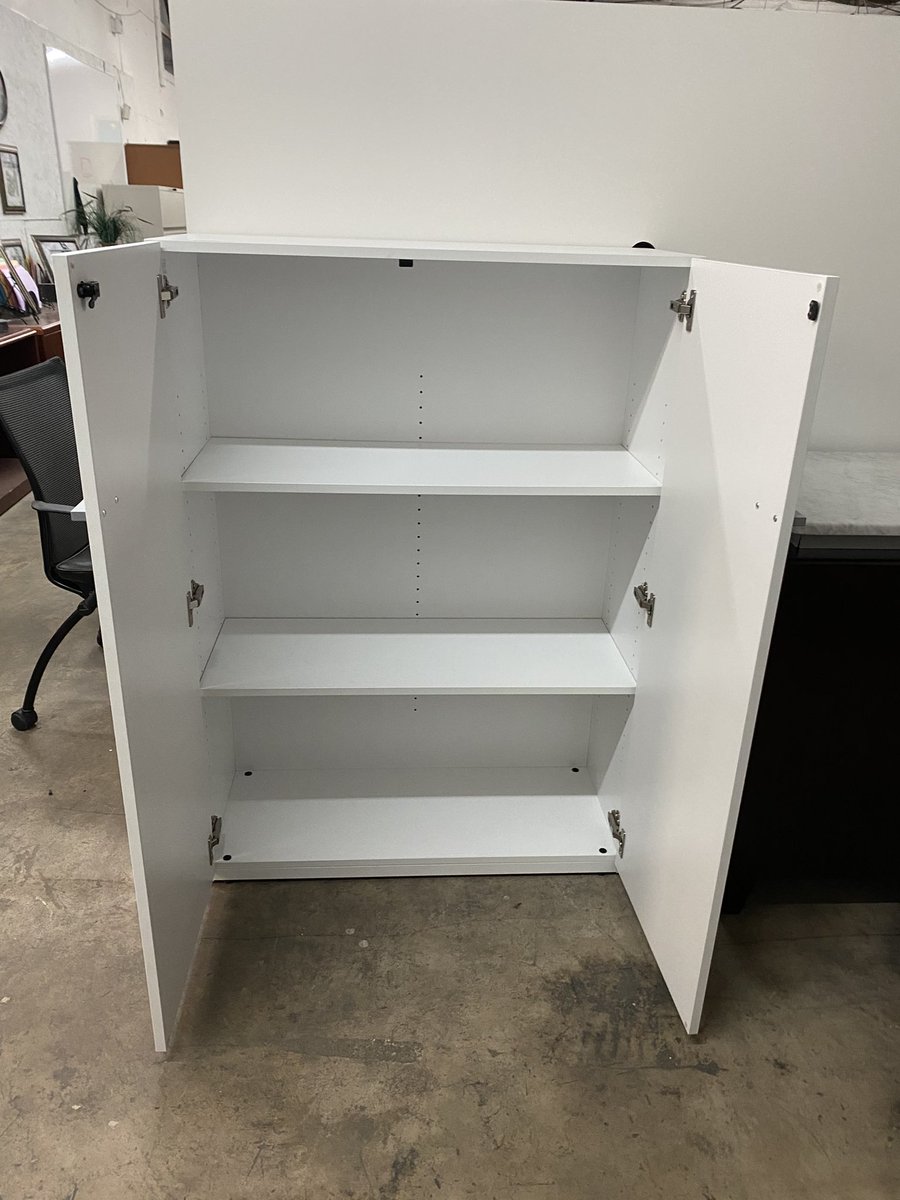 DFSIHOUSTON's tweet image. Teknion storage cabinet, commercial grade, laminate in white finish, adjustable height shelves, lock with key, dimensions :36” wide x 15” deep x 51” height #teknion #storagecabinets #FYP #houstontx