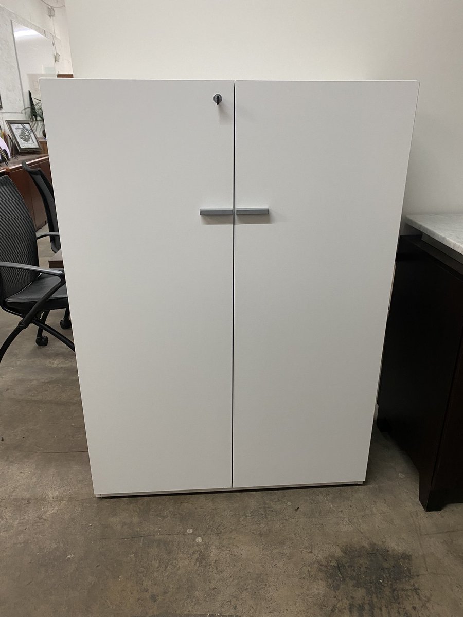 DFSIHOUSTON's tweet image. Teknion storage cabinet, commercial grade, laminate in white finish, adjustable height shelves, lock with key, dimensions :36” wide x 15” deep x 51” height #teknion #storagecabinets #FYP #houstontx