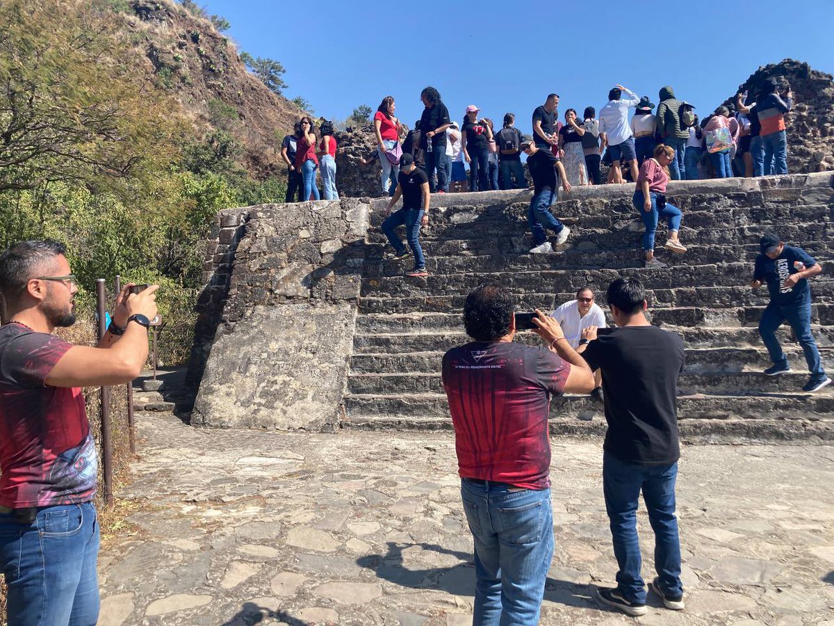 rom1919's tweet photo. Cosas que pasaron en el Cypherpunk Sumit V1 en #Tepoztlan
Participó: Erik, Mayesse, yo, Artur y JJ
#Photoception
#NestedPhotos https://t.co/eFRWH4bnBW