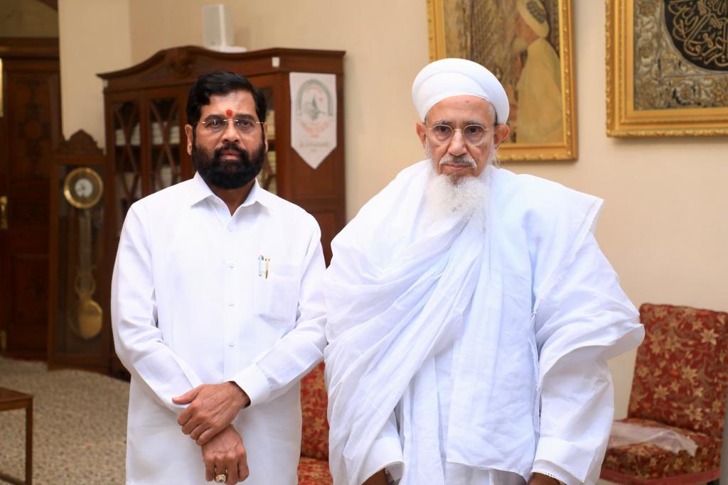 mieknathshinde's tweet photo. दाऊदी बोहरा समाजाचे धर्मगुरू तसेच जागतिक शांतता दूत सैदना मुफद्दल सैफुद्दीन साहब व त्यांचे पुत्र शहजादे ताहा नजमुद्दीन साहब, शहजादे हुसैन बुरहानुद्दीन साहब आणि कुटुंबियांशी त्यांच्या सैफी महल या निवासस्थानी भेट घेतली आणि आशीर्वाद घेतले.

@Dawoodi_Bohras https://t.co/tn175F67bx