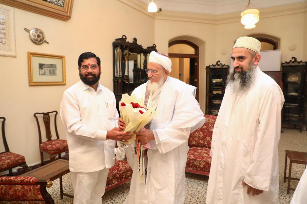 mieknathshinde's tweet photo. दाऊदी बोहरा समाजाचे धर्मगुरू तसेच जागतिक शांतता दूत सैदना मुफद्दल सैफुद्दीन साहब व त्यांचे पुत्र शहजादे ताहा नजमुद्दीन साहब, शहजादे हुसैन बुरहानुद्दीन साहब आणि कुटुंबियांशी त्यांच्या सैफी महल या निवासस्थानी भेट घेतली आणि आशीर्वाद घेतले.

@Dawoodi_Bohras https://t.co/tn175F67bx