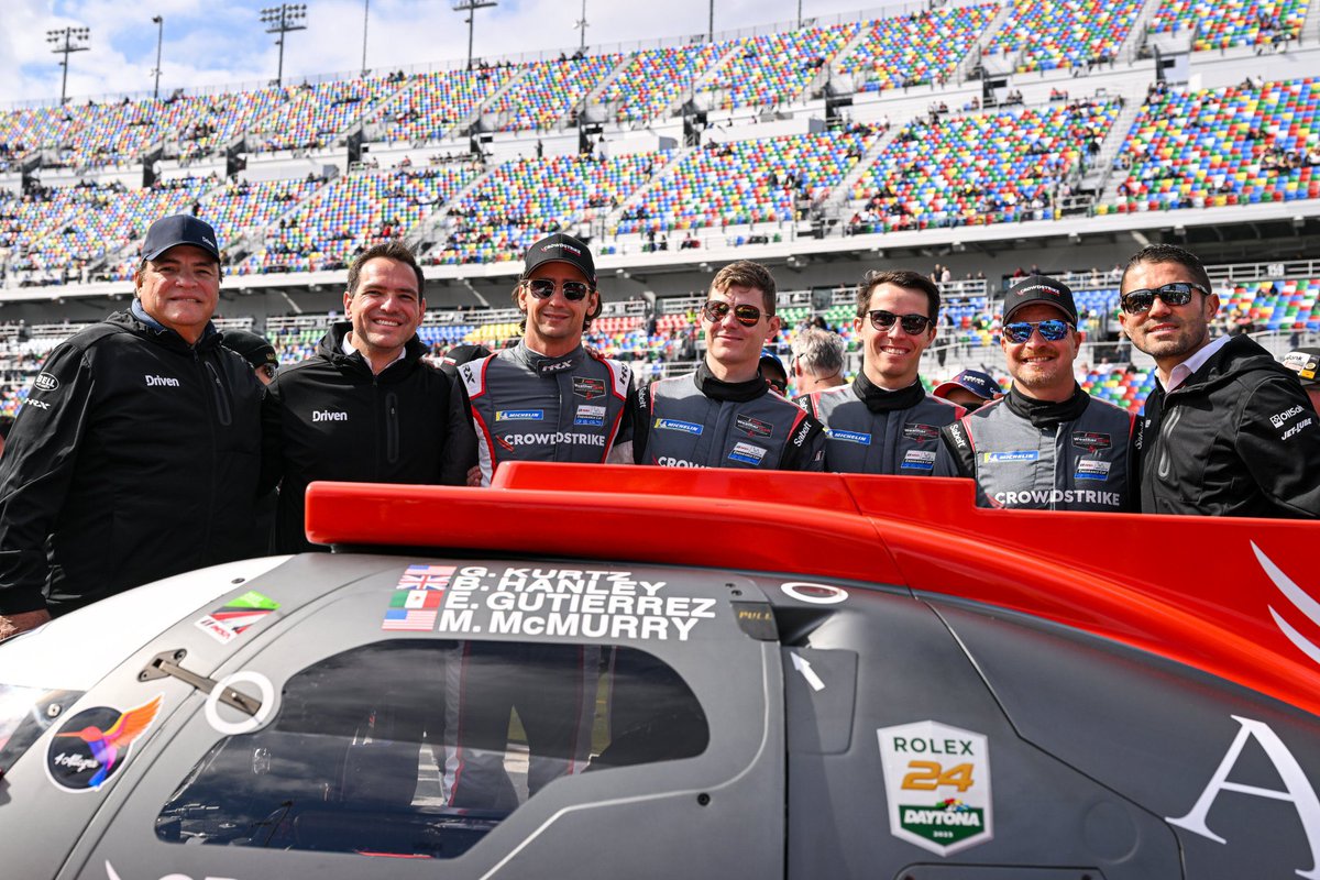 𝗠𝗲𝘅𝗶𝗰𝗮𝗻𝗼𝘀 𝗲𝗻 𝗲𝗹 𝗽𝗼𝗱𝗶𝗼 🇲🇽 @EstebanGtz sube al podio en las 24 Horas de Daytona: bit.ly/3DpyYLY ¡Felicidades! #Rolex24 👊 #MexicanosEnElExtranjero