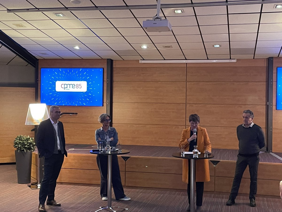 Vœux économiques #2023 en commun <a href="/ccivendee/">CCI Vendée</a> <a href="/cpme_85/">CPME85</a> <a href="/U2P_85/">U2P Vendée</a> <a href="/MEDEFVENDEE/">Mouvement des Entreprises de France #Vendée</a> 
Une année qui sera celle de l’effort collectif, de la résilience et de la réussite pour nos #TPE #PME vendéennes !
Belle année à tous