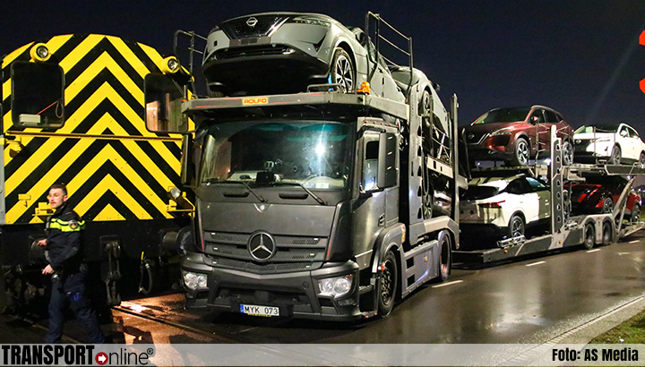 transportonline's tweet photo. Goederentrein botst op autotransporter op spoorwegovergang in Amsterdam [+foto's]

Lees meer: https://t.co/SynspuezMh

#Amsterdam #spoorwegovergang #autotransporter #vrachtwagen #trein #goederentrein https://t.co/240QxNU3Pz