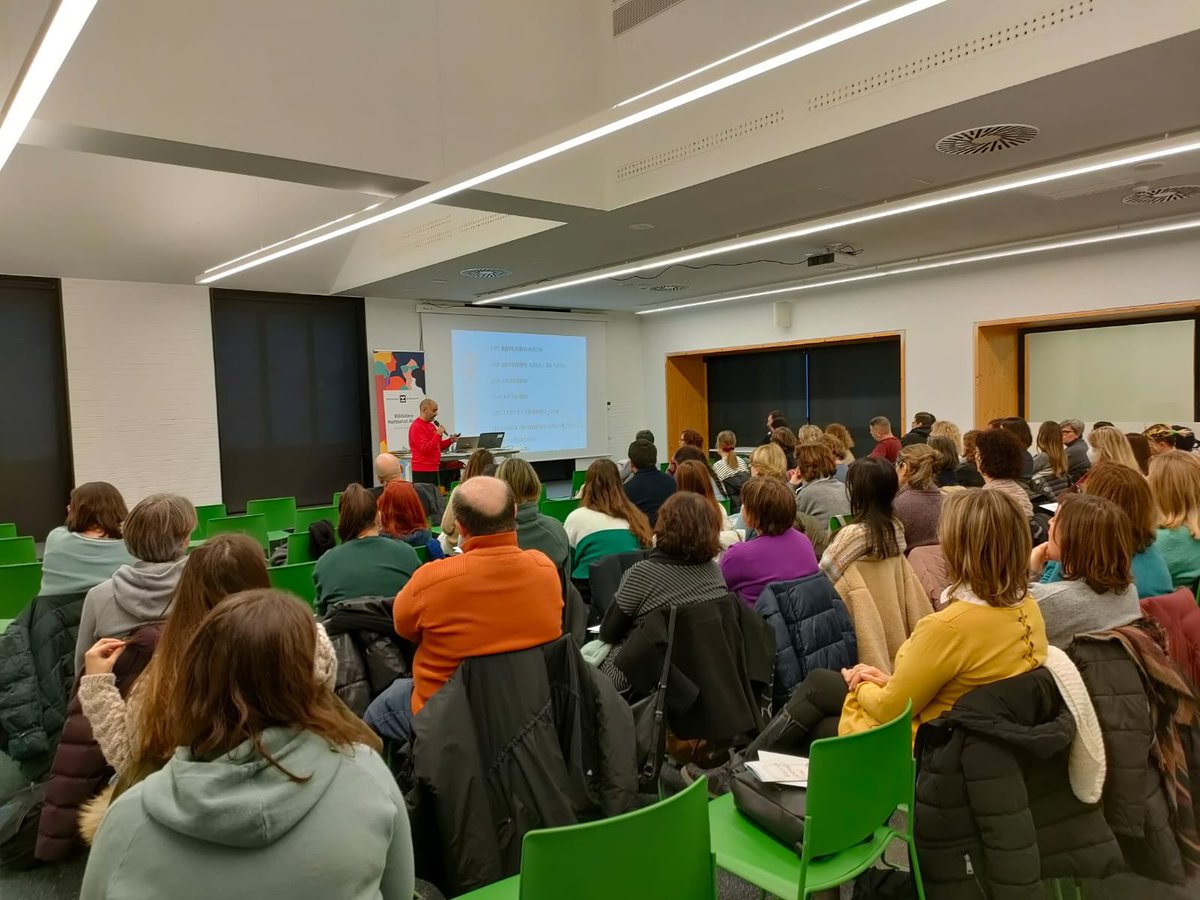 OctavioPazBCN's tweet photo. 🪡A Barcelona la transformació educativa no s’atura. 
Aquesta tarda el @se_lescorts ens convida a compartir amb mestres i equips directius del districte el perquè i el com de la nostra mirada peadagògica.😍 @consorciedubcn @Eesclapes @educaciocat @mjsanza61 @AFAOctavioPaz https://t.co/SbDiDkIitQ