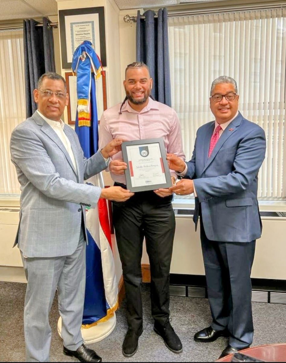 El héroe sin capa, gracias Adolfo de Js. Molina por poner en alto la sensibilidad   de nuestro pueblo en EEUU , gracias señor Cónsul en Boston, Enrique García y al director del Index en Boston , amigo Oscar Guerrero por la merecida distinción. Aquí a la orden
