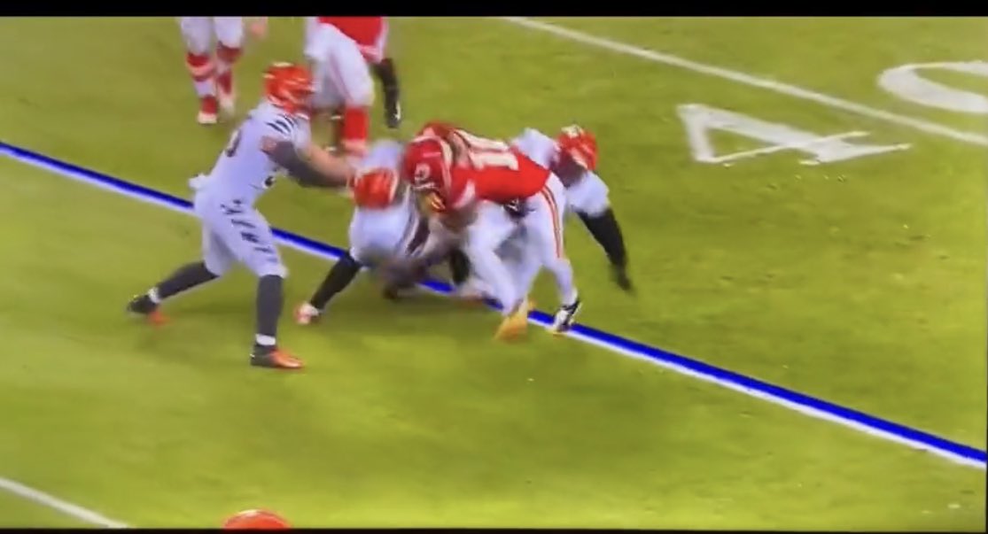 ItsBigCellBitch's tweet photo. @MicahhParsons11 Lol he must of forgot he got ran over the previous play😭😭 https://t.co/8qyjnSLqvZ