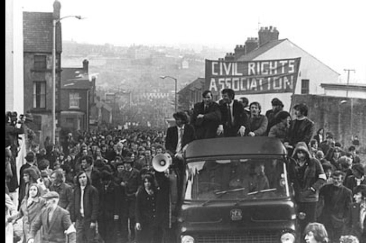 Il #30gennaio del 1972  I soldati del primo Reggimento Paracadutisti britannici spararono a #Derry in Irlanda del Nord  su una folla inerme provocando 14 morti e 14 feriti,molti dei quali colpiti alla schiena durante la fuga. Serve sempre tanta #Memoria #BloodySunday
#bobbysand