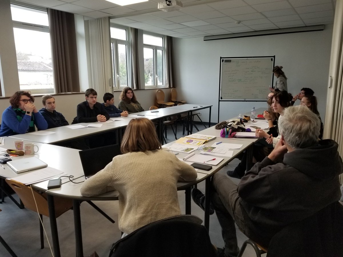 EcallePatricia's tweet photo. Super journée au CDI du lycée de #Pons avec Bettina Lioret, journaliste en résidence #ECLAIRCIESMEDIAS à Montendre,  et Fabrice Gauchou de #RadioPons  A découvrir très bientôt l'émission réalisée avec les élèves de l'atelier #podcasts
@ClemiPoitiers @acpoitiers #educmediasinfo https://t.co/dIbJZBsXCU