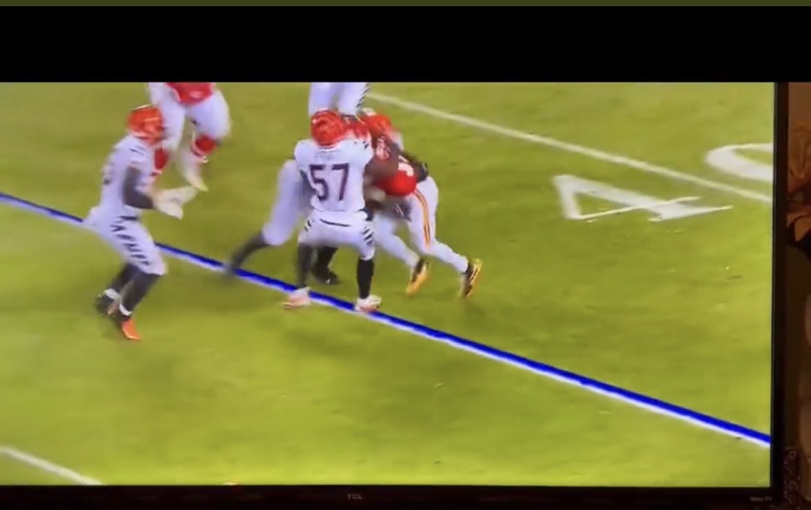 ItsBigCellBitch's tweet photo. @Kenneyy_ @MicahhParsons11 I feel you it shouldn’t have been recorded and posted but he can’t go pointing fingers and buddy got tossed like a dish rag the previous play https://t.co/6TR2hR5gUt